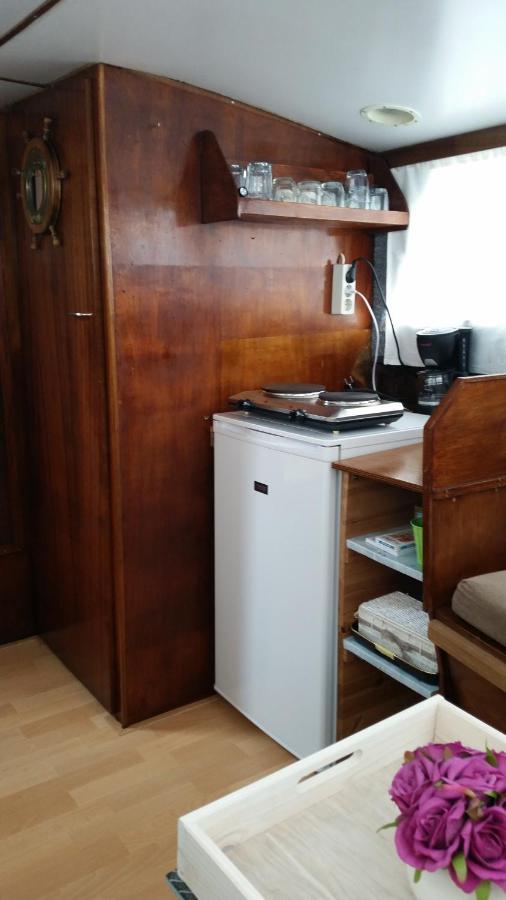 Boat Ella - Kamperen Op Het Water -Niet Om Mee Te Varen -Read Host Profile-Lees Hostprofiel Jutrijp ภายนอก รูปภาพ