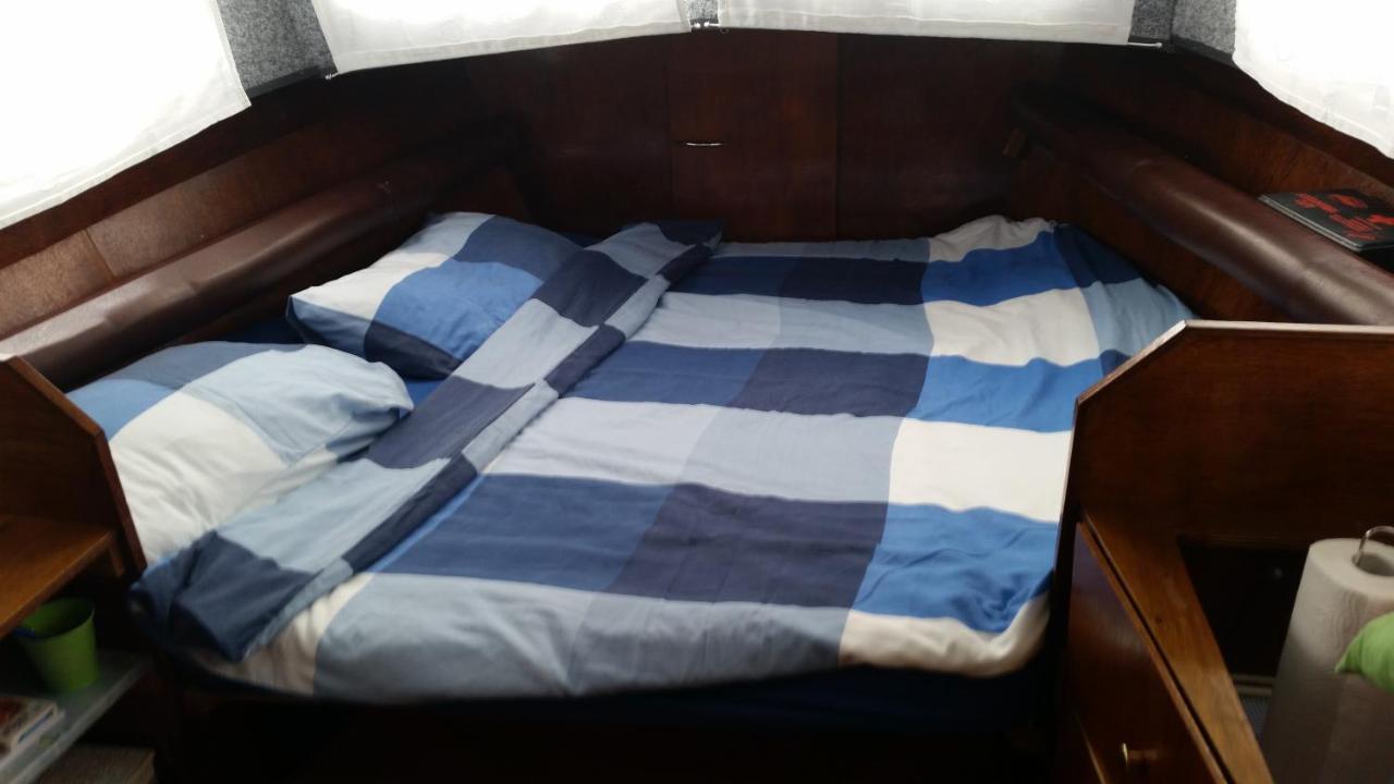 Boat Ella - Kamperen Op Het Water -Niet Om Mee Te Varen -Read Host Profile-Lees Hostprofiel Jutrijp ภายนอก รูปภาพ