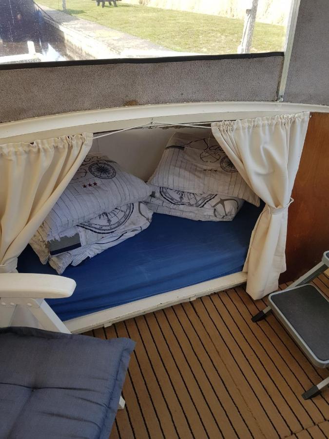 Boat Ella - Kamperen Op Het Water -Niet Om Mee Te Varen -Read Host Profile-Lees Hostprofiel Jutrijp ภายนอก รูปภาพ