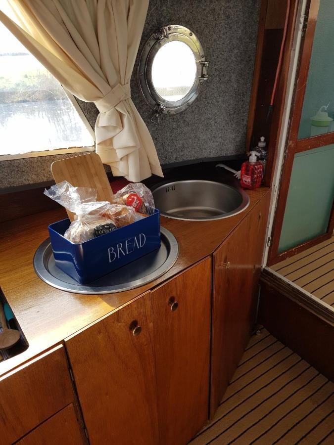 Boat Ella - Kamperen Op Het Water -Niet Om Mee Te Varen -Read Host Profile-Lees Hostprofiel Jutrijp ภายนอก รูปภาพ